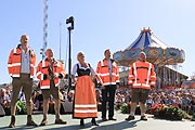 Den Von der Tann Marsch dirigierte Sabine Schulz-Hammerl, Wertleiterin der AWM Oktoberfest 2019 Standkonzert der Oktoberfestkapellen vor der Bavaria am 29.09.2019 (©Foto: Martin Schmitz)